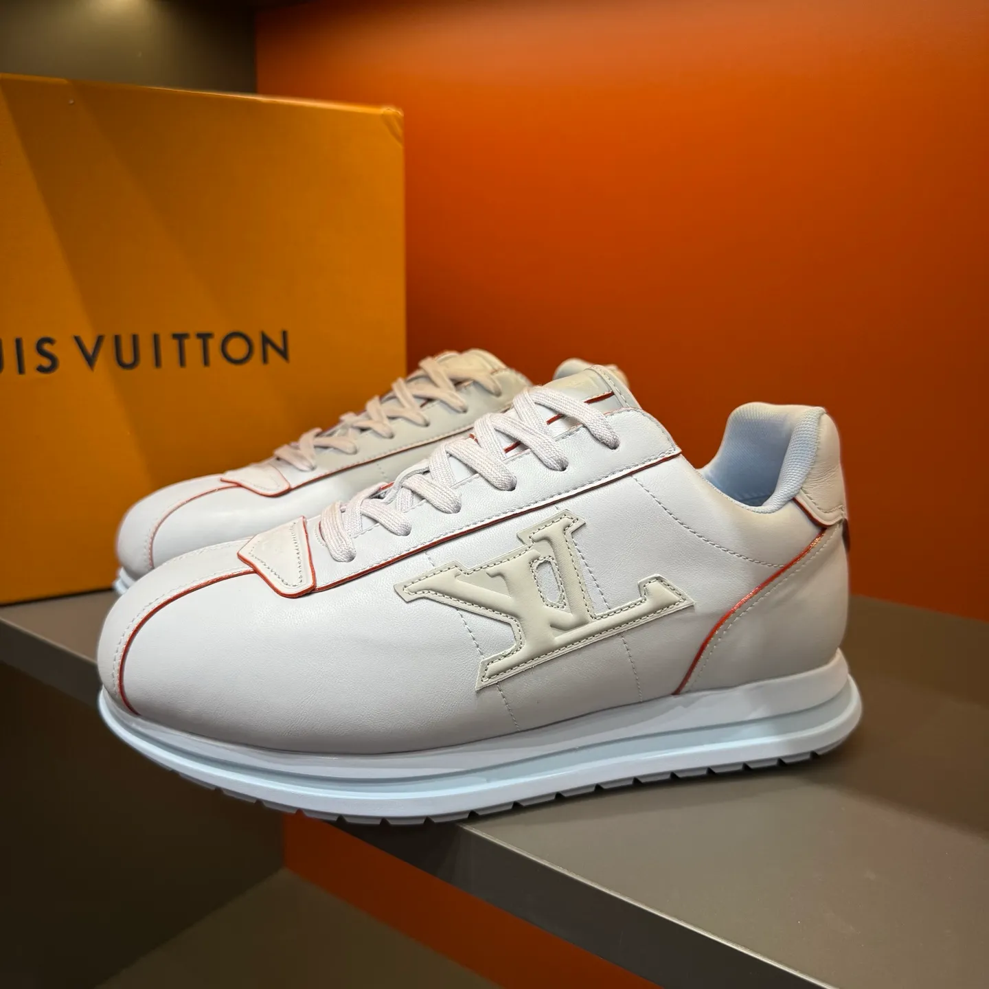 P540 Size 38-45 LV 🫏The colorful interpretation of BUTTERSOFT sneakers combines sheepskin, The colorful interpretation of LV BUTTERSOFT sneakers combines sheepskin and calfskin, bringing a super soft feel. Designed by Pharrell Williams, this '60s-inspired shoe features a padded upper that's been crafted by Louis Vuitton craftsmen to further enhance the comfort of the leather. In addition to the LV initials, it features multiple signatures, including natural leather trim and an embossed pattern of Pharrell Williams and lobster on the side, referencing the Fall/Winter 2025 men’s show. A must-have artifact for fashionistas✅